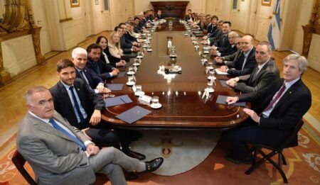 Milei se reunió con gobernadores en la Rosada para blindar su plan de reformas Milei se reunió con gobernadores en la Rosada para blindar su plan de reformas imagen-6