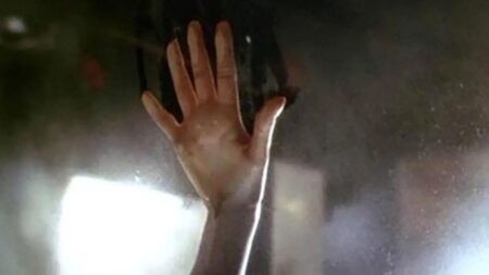Hay más de 70 errores de continuidad en 'Titanic', pero éste se lleva la palma y en su escena más famosa imagen-5