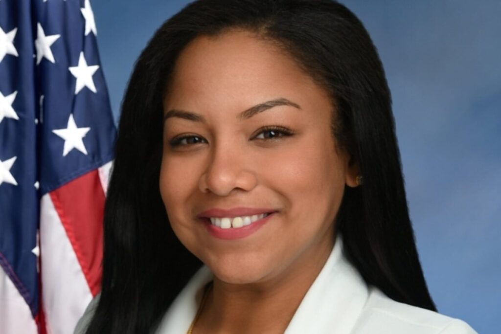 Quién es Amanda Septimo, la asistente latina de Zohran Mamdani que le enseña español en sus videos de campaña Quién es Amanda Septimo, la asistente latina de Zohran Mamdani que le enseña español en sus videos de campaña imagen-4