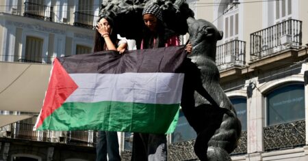 Tras la detención de la Flotilla a Gaza, miles de estudiantes salieron a la calle en toda España: "Mientras tu callas, Palestina grita” imagen-16