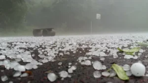 Temporal con granizo gigante y destrozos en varias provincias imagen-1