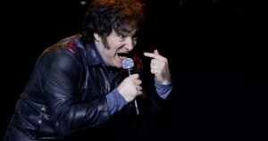 En modo rockstar Milei cantó hits y, como Presidente, afirmó: "Estamos a mitad de camino, no aflojen" imagen-3