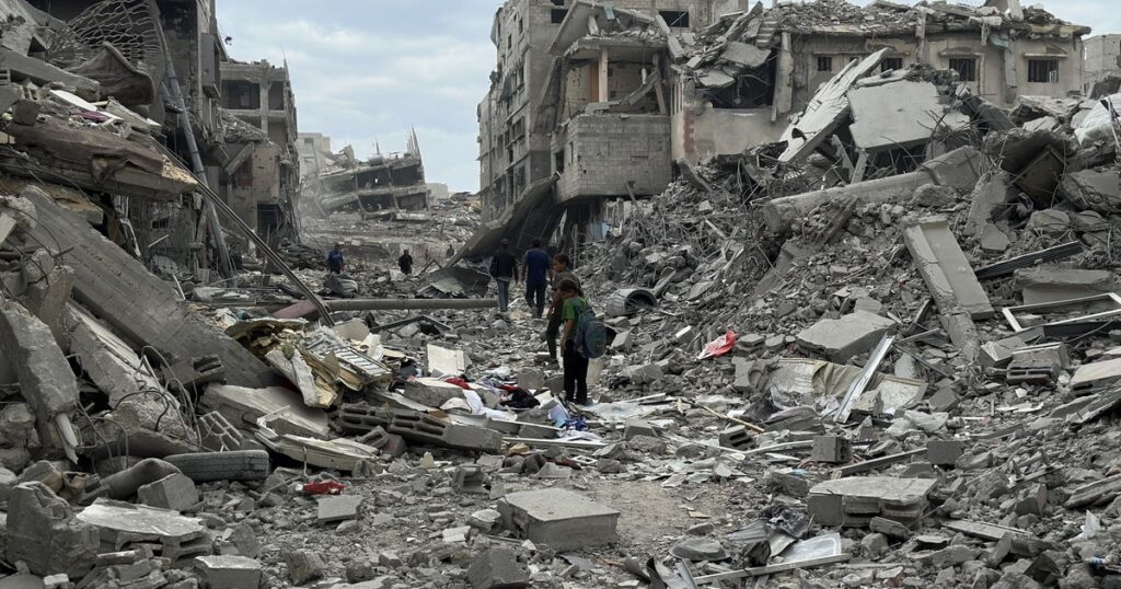 El drama de volver a Gaza, contado por un argentino: casas reducidas a una pared, la rareza del silencio y un "tendópolis" para familias a la deriva imagen-4