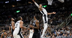En homenaje a Poppovich, el demoledor arranque de Wembanyama con unos Spurs que estiraron su invicto en un domingo cargado de partidos en la NBA En homenaje a Poppovich, el demoledor arranque de Wembanyama con unos Spurs que estiraron su invicto en un domingo cargado de partidos en la NBA imagen-2