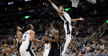 En homenaje a Poppovich, el demoledor arranque de Wembanyama con unos Spurs que estiraron su invicto en un domingo cargado de partidos en la NBA En homenaje a Poppovich, el demoledor arranque de Wembanyama con unos Spurs que estiraron su invicto en un domingo cargado de partidos en la NBA imagen-7