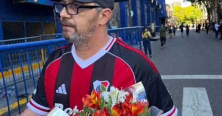 Video: el hincha de River, con camiseta, que fue a la Bombonera a dejarle flores a Russo imagen-23