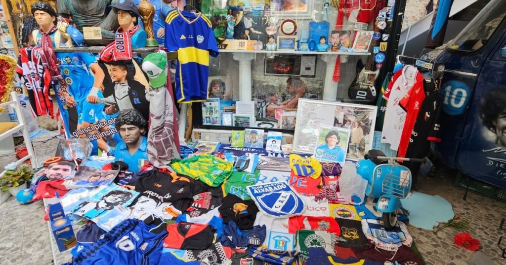 La Policía de Italia secuestró camisetas de Diego Maradona que se vendían en Nápoles imagen-40