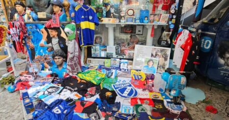 La Policía de Italia secuestró camisetas de Diego Maradona que se vendían en Nápoles imagen-13