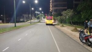 Colectivo, moto y auto chocaron en Urquiza: hay una herida imagen-2