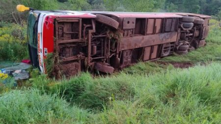 Colectivo despistado en Garuhapé: derivaron a cuatro heridos graves al Hospital SAMIC de Eldorado imagen-5
