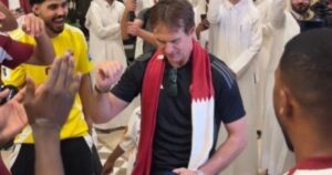 Video: el desopilante festejo del DT de Qatar luego de sellar la clasificación al Mundial 2026 imagen-2