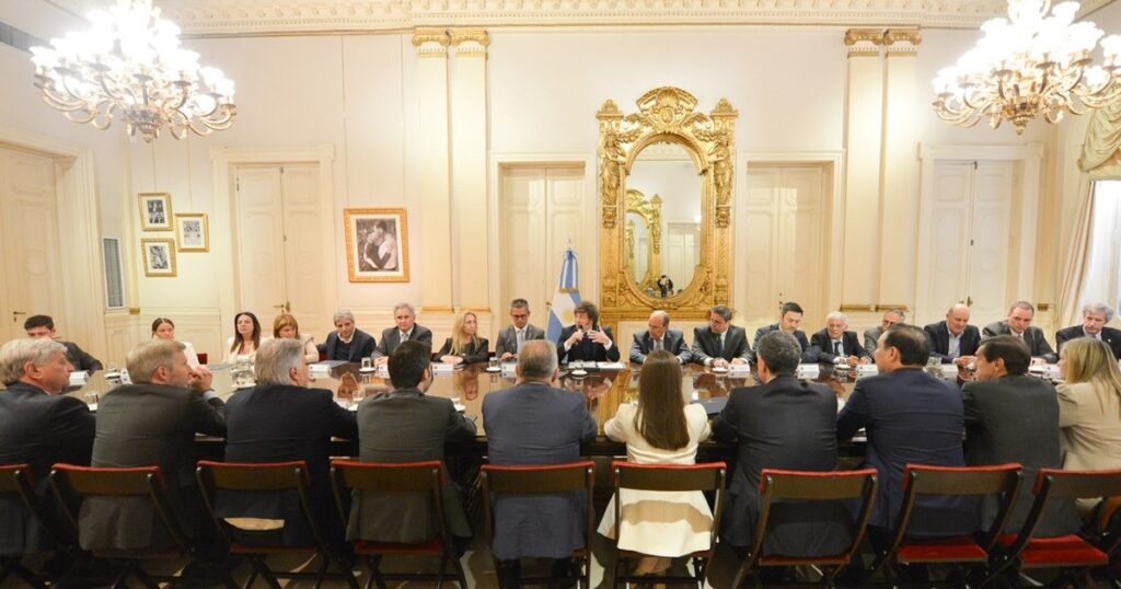 Una recepción a la medida de Milei, con pocos reclamos y los gobernadores compitiendo para llevarse el mejor saludo imagen-5