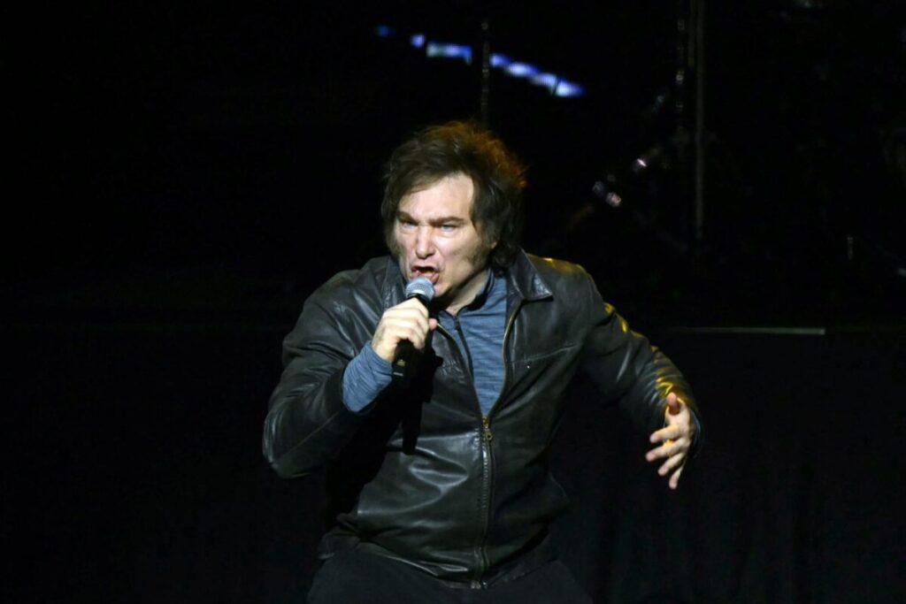 Javier Milei presenta su nuevo libro con un show musical y busca reflotar la dañada campaña electoral de LLA imagen-5