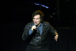 Javier Milei presenta su nuevo libro con un show musical y busca reflotar la dañada campaña electoral de LLA imagen-2