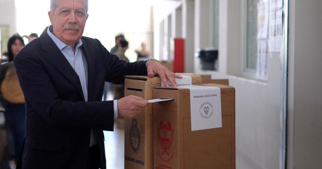 Santiago del Estero: paliza del oficialismo y asume un delfín de Gerardo Zamora Santiago del Estero: paliza del oficialismo y asume un delfín de Gerardo Zamora imagen-100