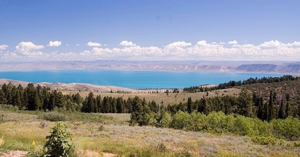 El espectacular lago en el oeste de Estados Unidos con vibrantes aguas turquesas El espectacular lago en el oeste de Estados Unidos con vibrantes aguas turquesas imagen-96