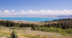 El espectacular lago en el oeste de Estados Unidos con vibrantes aguas turquesas El espectacular lago en el oeste de Estados Unidos con vibrantes aguas turquesas imagen-2