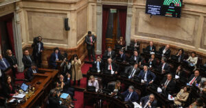 Javier Milei y sus medidas, EN VIVO: el Gobierno se expone hoy a otras dos derrotas en el Senado por los vetos contra el Garrahan y el financiamiento universitario imagen-4