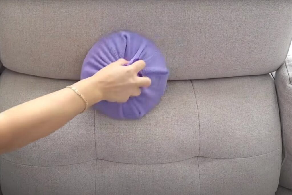 La mezcla casera más efectiva para limpiar el sofá con tres ingredientes: lleva bicarbonato de sodio imagen-4
