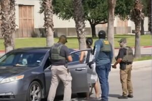 Para evitar al ICE en Texas: los documentos que todo migrante debe tener a mano si viaja por carretera Para evitar al ICE en Texas: los documentos que todo migrante debe tener a mano si viaja por carretera imagen-2