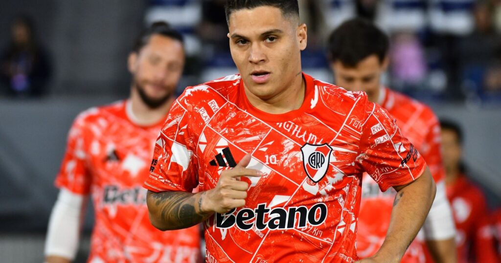 Video: Quintero, del fastidio por el cambio al festejo por un gol especial para Meza imagen-38