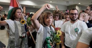 Greta Thunberg llegó a Atenas junto con otros miembros de la flotilla por Gaza expulsados de Israel imagen-4