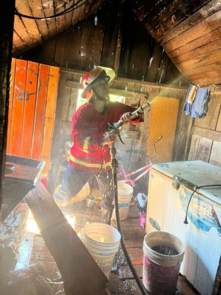 Bomberos Policiales sofocaron el principio de incendio de una vivienda en Oberá: no hubo lesionados imagen-16