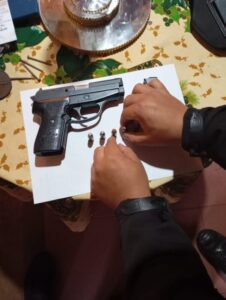 Fue denunciado por amenazar de muerte a un ex empleado: allanaron su vivienda y secuestraron el arma utilizada imagen-61