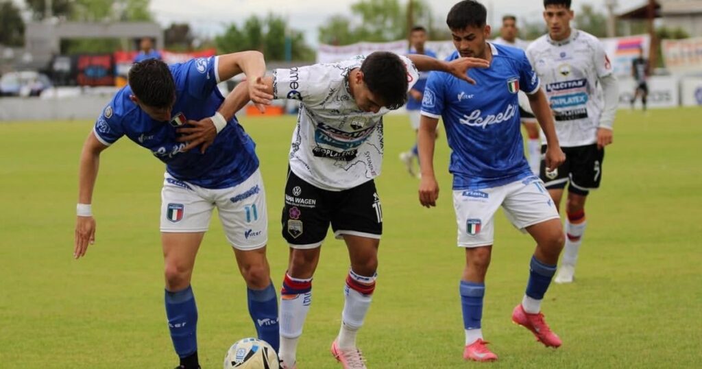 Deportivo Armenio metió un triunfazo y se cortó en lo más alto de la Primera B por el empate de Midland imagen-4
