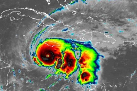 El huracán Melissa sube a la categoría máxima y ordenan evacuar en Jamaica El huracán Melissa sube a la categoría máxima y ordenan evacuar en Jamaica imagen-10