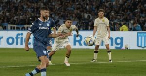 Video: el VAR llamó y Vietto picó el penal en el 1 a 0 de Racing imagen-1