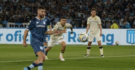 Video: el VAR llamó y Vietto picó el penal en el 1 a 0 de Racing imagen-15