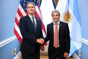 Caputo se reunió con Bessent para avanzar en el auxilio financiero del Tesoro imagen-2