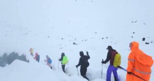 Monte Everest: rescatan a parte de los montañistas atrapados a casi 5.000 metros de altura pero cientos siguen varados imagen-2