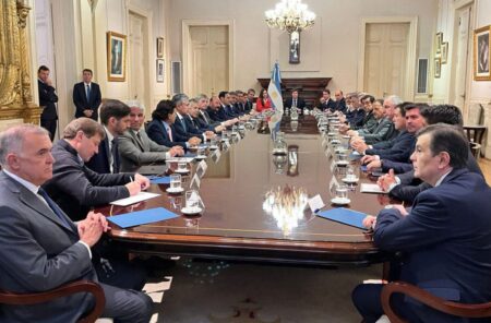 Milei les pedirá a los gobernadores que lo acompañen con el presupuesto y las reformas laboral e impositiva Milei les pedirá a los gobernadores que lo acompañen con el presupuesto y las reformas laboral e impositiva imagen-8