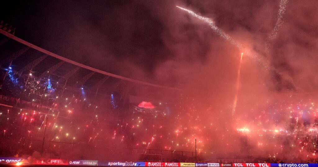 Los memes de la eliminación de Racing, con Gustavo Costas, Agustín Rossi y el recibimiento “todo rojo” como protagonistas imagen-100