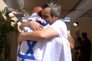 Las emotivas imágenes de la liberación de los rehenes de Hamas imagen-2