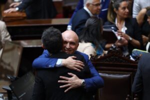 Sesión en Diputados: la oposición busca limitarle a Milei el uso de los DNU y crece la presión para apartar a Espert imagen-1