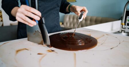 Cómo derretir chocolate como un chef profesional en el microondas: la técnica para que no se queme Cómo derretir chocolate como un chef profesional en el microondas: la técnica para que no se queme imagen-7