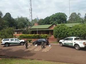 Hallaron un auto abandonado con más de 120 kilos de marihuana en Aristóbulo del Valle Hallaron un auto abandonado con más de 120 kilos de marihuana en Aristóbulo del Valle imagen-7