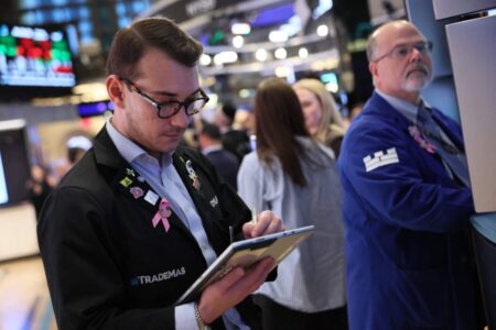 Fuerte suba bonos y acciones argentinas en Wall Street tras el triunfo del Gobierno en las elecciones Fuerte suba bonos y acciones argentinas en Wall Street tras el triunfo del Gobierno en las elecciones imagen-9