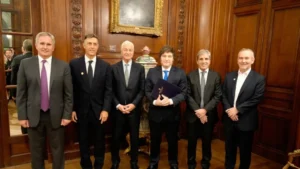 Milei y Caputo se reunieron con el CEO de JP Morgan en medio de la tensión cambiaria Milei y Caputo se reunieron con el CEO de JP Morgan en medio de la tensión cambiaria imagen-1