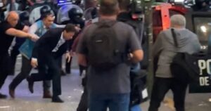 Moretti se tuvo que ir de la sede en patrullero y con la policía reprimiendo a los hinchas imagen-1