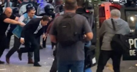 Moretti se tuvo que ir de la sede en patrullero y con la policía reprimiendo a los hinchas imagen-21