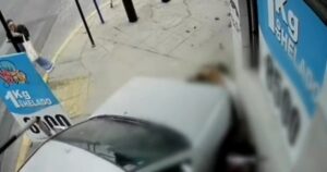 González Catán: un joven perdió el control del auto, se subió a la vereda y atropelló a dos nenas González Catán: un joven perdió el control del auto, se subió a la vereda y atropelló a dos nenas imagen-2