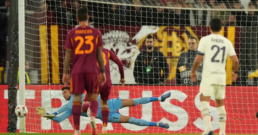Insólito: los tres disparos errados en un mismo penal de la Roma en la Europa League imagen-38