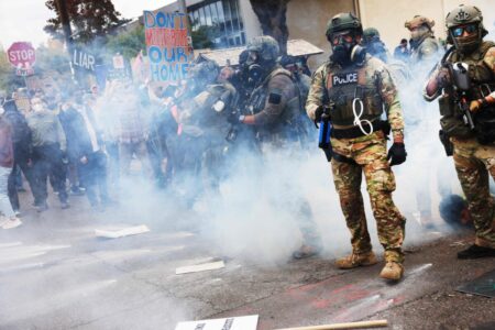 Trump anuncia el envío de tropas a Portland y acusa a “terroristas internos” de desatar el caos imagen-6