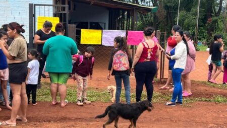 Padres mantienen la toma de la Escuela Nº 907 en Eldorado y exigen la restitución del director imagen-15
