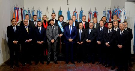 Javier Milei recibe el jueves a  17 gobernadores dialoguistas para sumar su apoyo a las reformas que enviará al Congreso Javier Milei recibe el jueves a 17 gobernadores dialoguistas para sumar su apoyo a las reformas que enviará al Congreso imagen-9