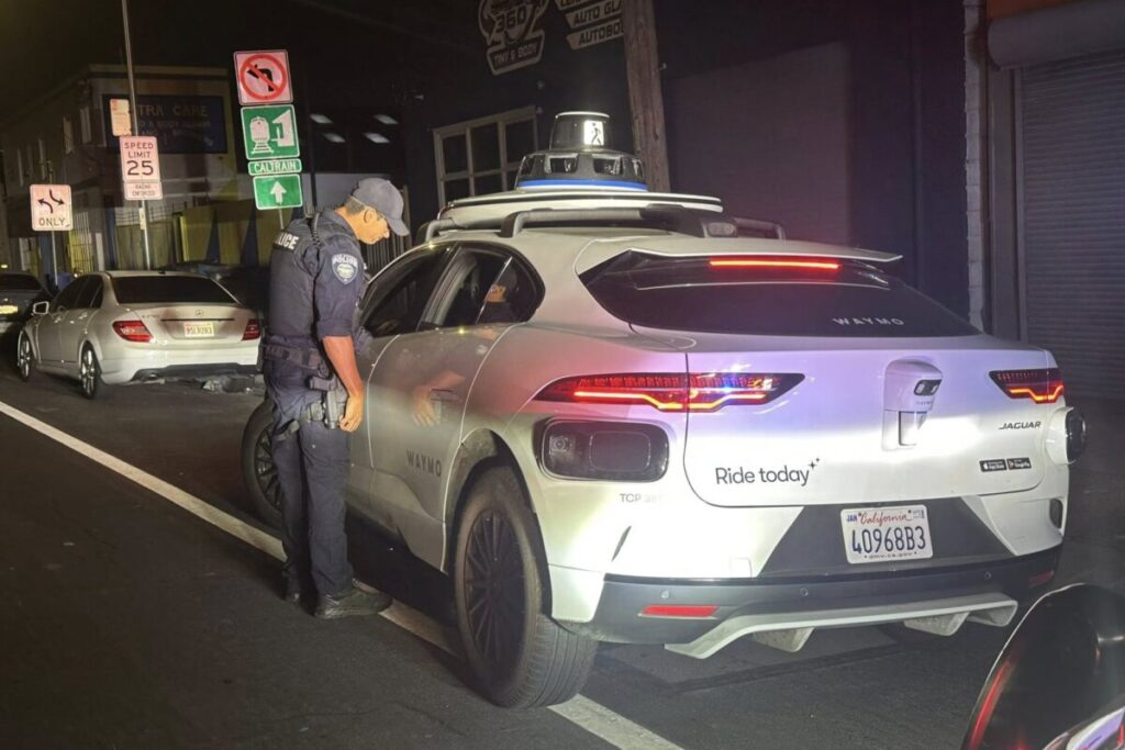 Giró en U en California, la policía lo detuvo y se sorprendió al descubrir que no tenía conductor: así evitó la multa imagen-5